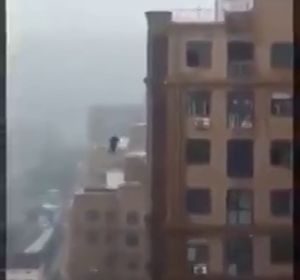 Fallece un hombre al caer desde un edificio mientras intentaba hacerse un selfie Fallece un hombre al caer desde un edificio mientras intentaba hacerse un selfie
