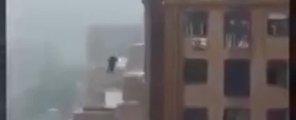 Fallece un hombre al caer desde un edificio mientras intentaba hacerse un selfie Fallece un hombre al caer desde un edificio mientras intentaba hacerse un selfie