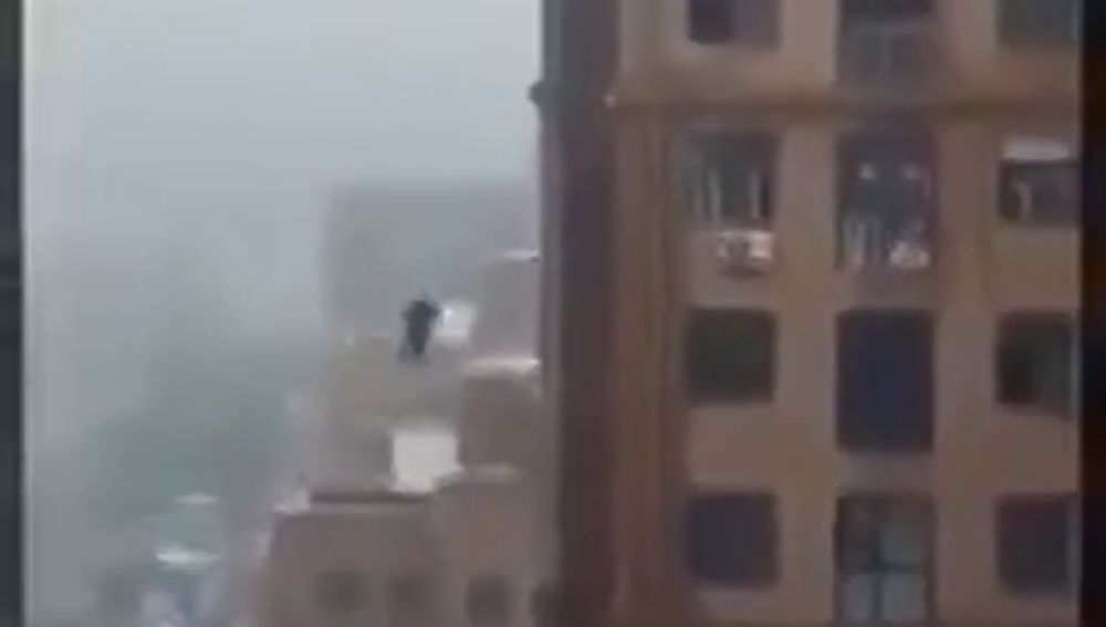 Fallece un hombre al caer desde un edificio mientras intentaba hacerse un selfie