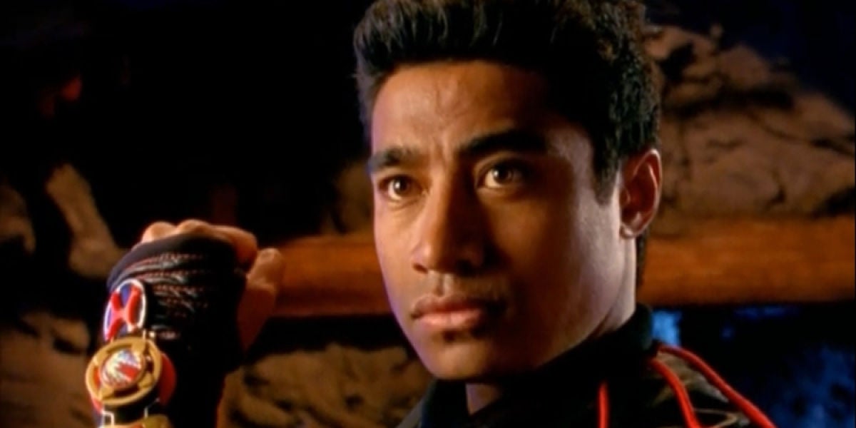 Pua Magasiva como el Power Ranger Shane Clarke