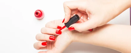 Pintándose las uñas Pintándose las uñas