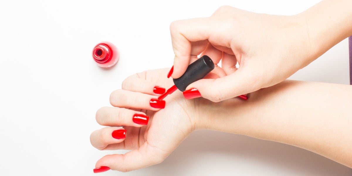Pintándose las uñas