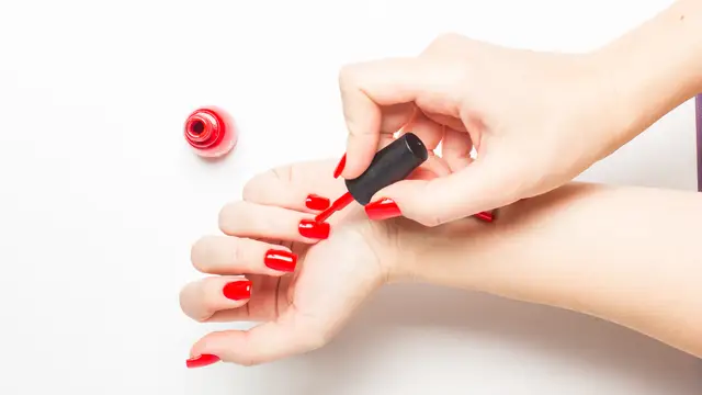 Pintándose las uñas