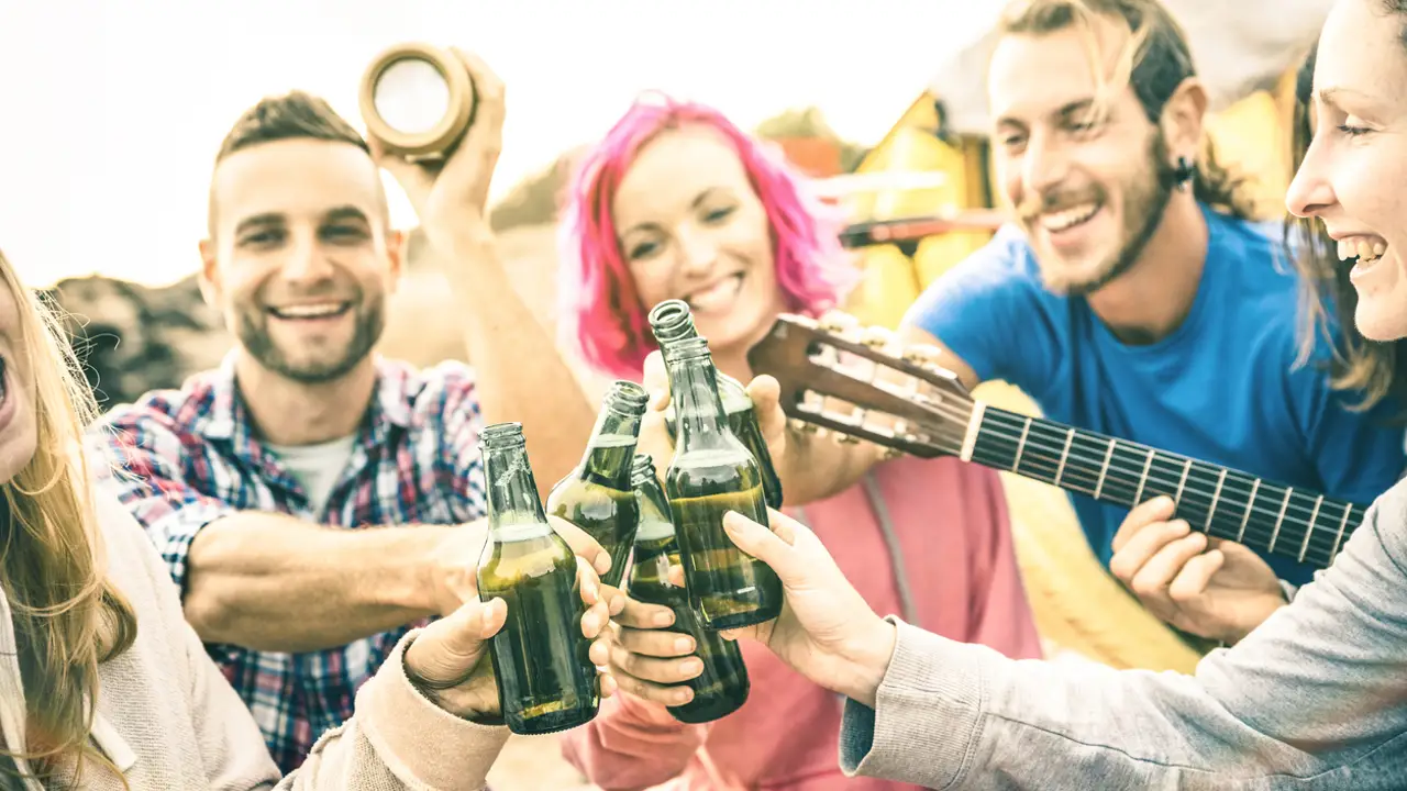 Jóvenes divirtiéndose Jóvenes divirtiéndose