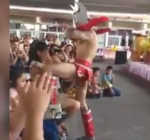 El stripper bailando para las madres del colegio El stripper bailando para las madres del colegio