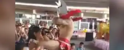 El stripper bailando para las madres del colegio El stripper bailando para las madres del colegio