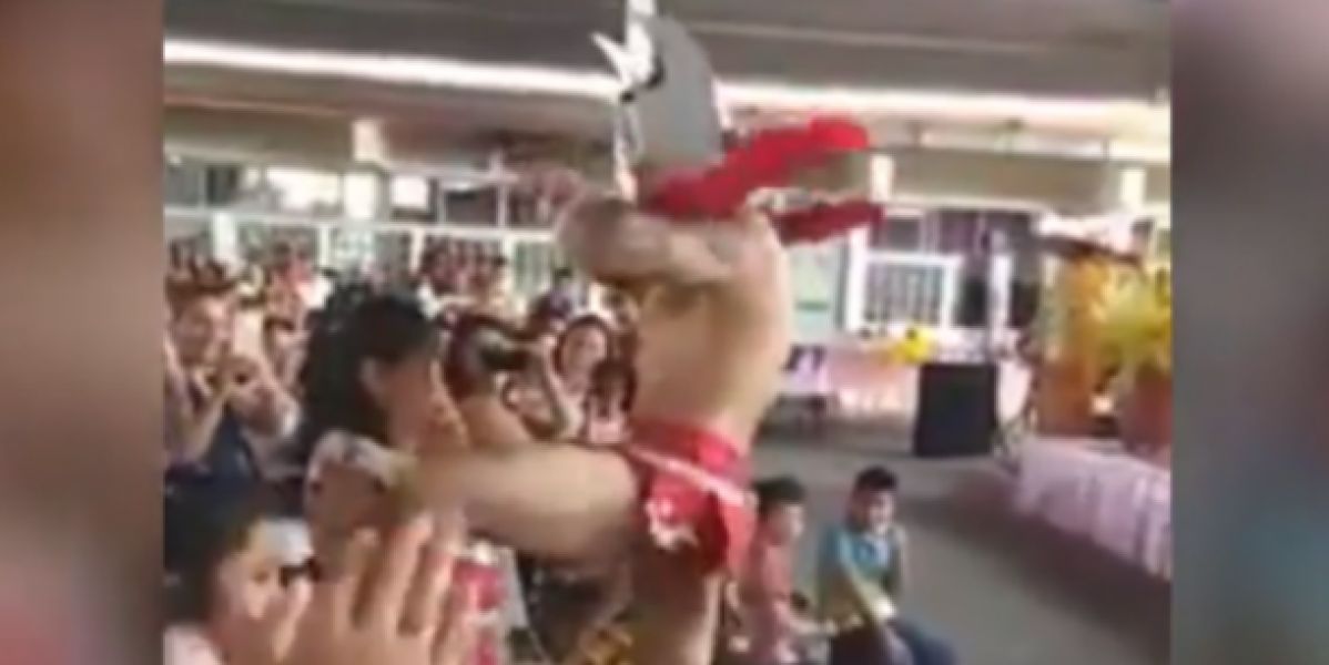 El stripper bailando para las madres del colegio