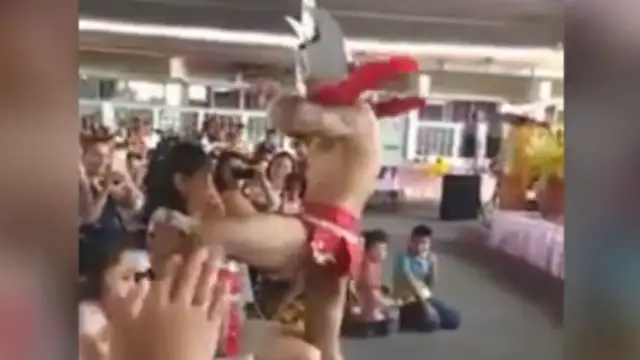 El stripper bailando para las madres del colegio