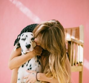 Una chica abrazando a un perro Una chica abrazando a un perro