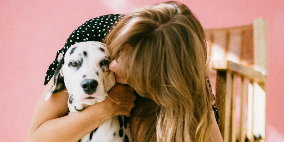 Una chica abrazando a un perro