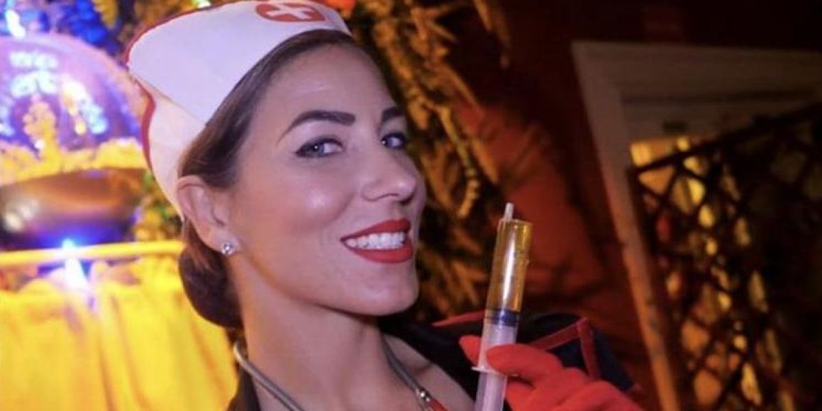 Una azafata de la discoteca disfrazada de enfermera
