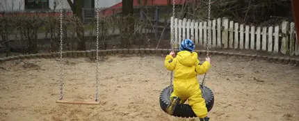 Un niño solo en un parque Un niño solo en un parque