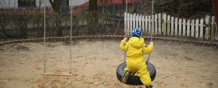 Un niño solo en un parque Un niño solo en un parque