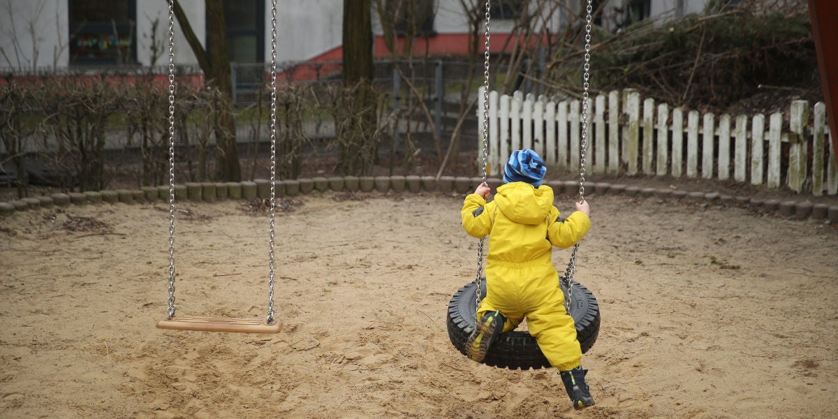 Un niño solo en un parque