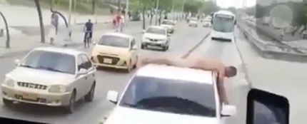 Descubre que su marido es infiel y lo pasea desnudo sobre el techo del coche Descubre que su marido es infiel y lo pasea desnudo sobre el techo del coche