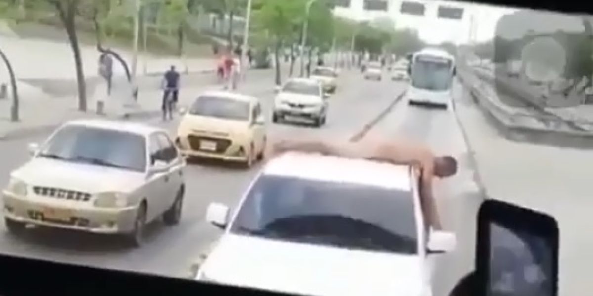 Descubre que su marido es infiel y lo pasea desnudo sobre el techo del coche