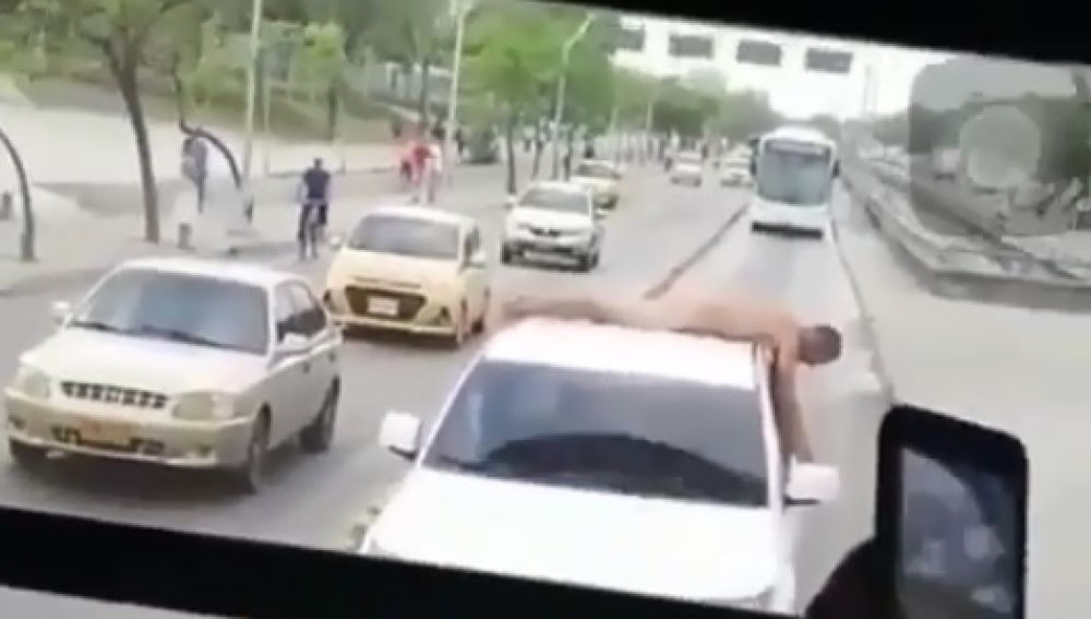 Descubre que su marido es infiel y lo pasea desnudo sobre el techo del coche  