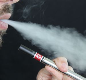 Imagen de un hombre fumando un cigarrillo electrónico. Imagen de un hombre fumando un cigarrillo electrónico.