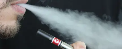 Imagen de un hombre fumando un cigarrillo electrónico. Imagen de un hombre fumando un cigarrillo electrónico.