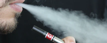 Imagen de un hombre fumando un cigarrillo electrónico. Imagen de un hombre fumando un cigarrillo electrónico.
