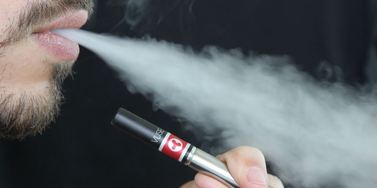 Imagen de un hombre fumando un cigarrillo electrónico.