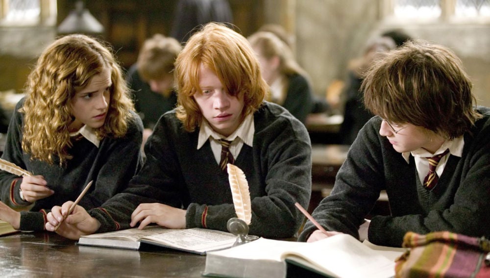 Harry, Ron y Hermione en clases en Hogwarts