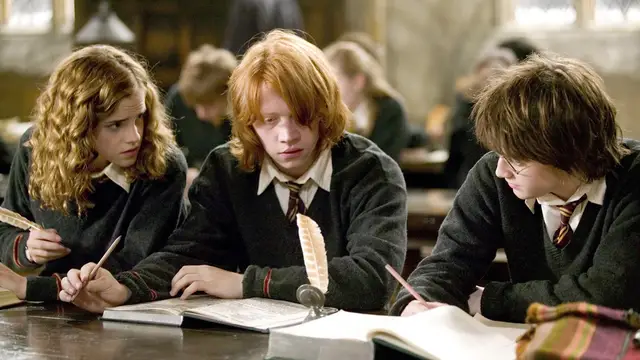 Harry, Ron y Hermione en clases en Hogwarts