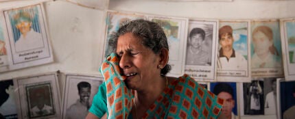 Una mujer llorando