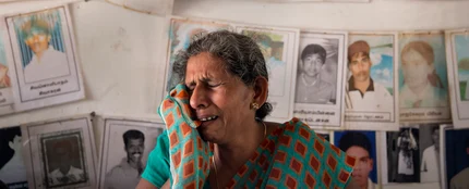 Una mujer llorando Una mujer llorando