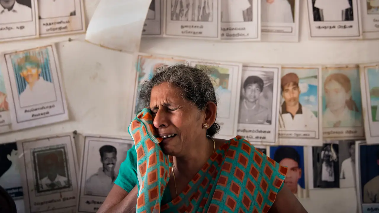Una mujer llorando Una mujer llorando