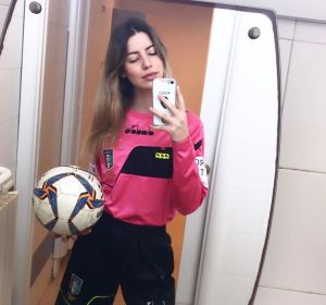 La árbitra Giulia Aurora de 22 años La árbitra Giulia Aurora de 22 años