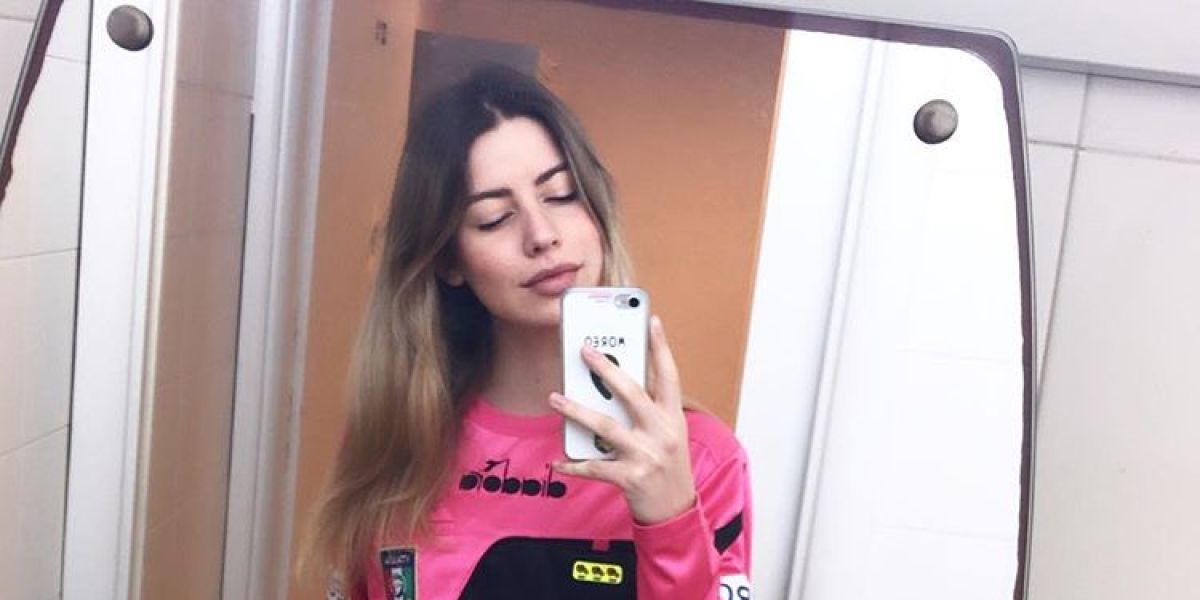 La árbitra Giulia Aurora de 22 años