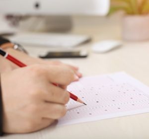 Imagen de archivo de un niño haciendo un examen. Imagen de archivo de un niño haciendo un examen.
