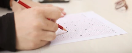 Imagen de archivo de un niño haciendo un examen. Imagen de archivo de un niño haciendo un examen.