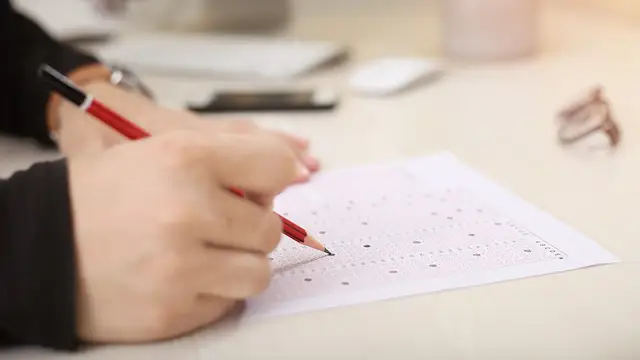 Imagen de archivo de un niño haciendo un examen.