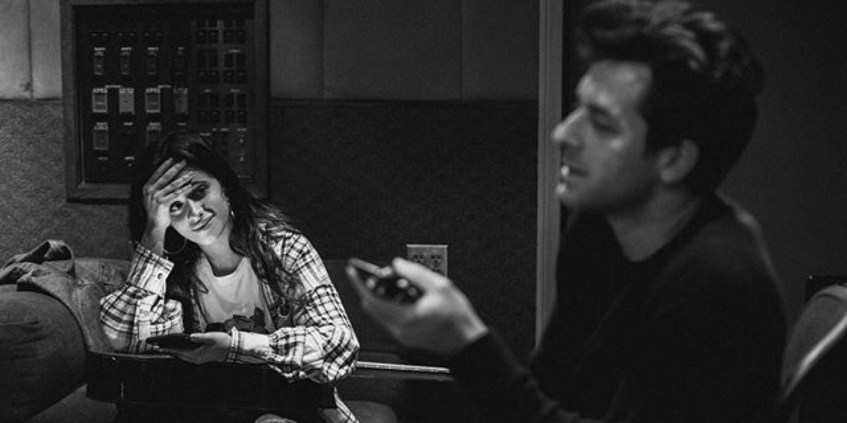 Camila Cabello y Mark Ronson en el estudio de grabación