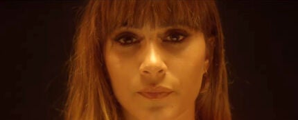 Aitana en el videoclip de 'Con La Miel En Los Labios'