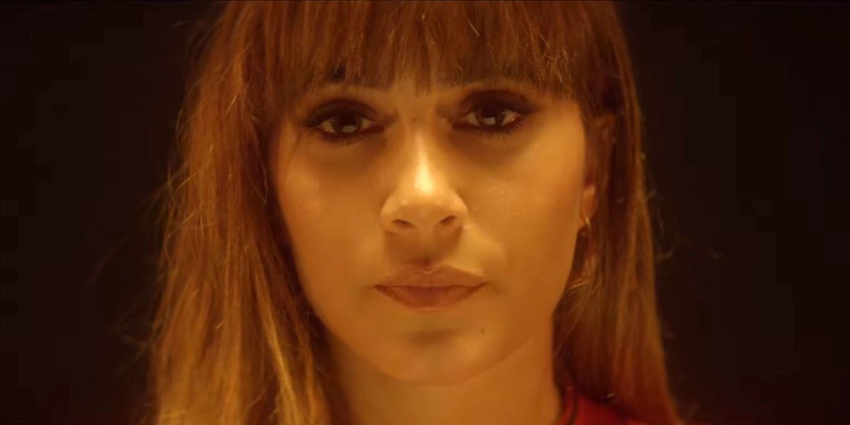 Aitana en el videoclip de 'Con La Miel En Los Labios'