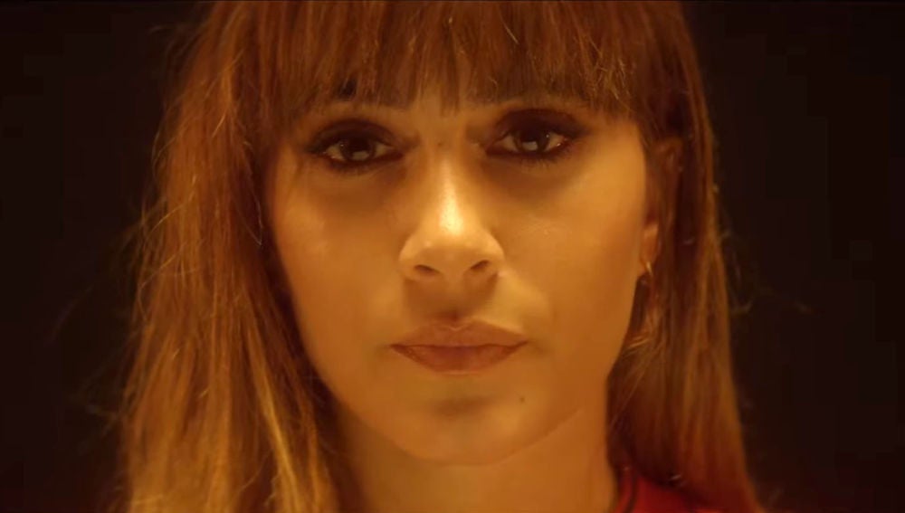 Aitana en el videoclip de 'Con La Miel En Los Labios'