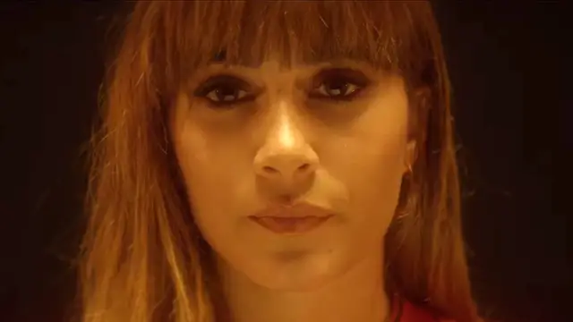 Aitana en el videoclip de 'Con La Miel En Los Labios'