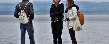 jóvenes fumando a orillas del mar jóvenes fumando a orillas del mar