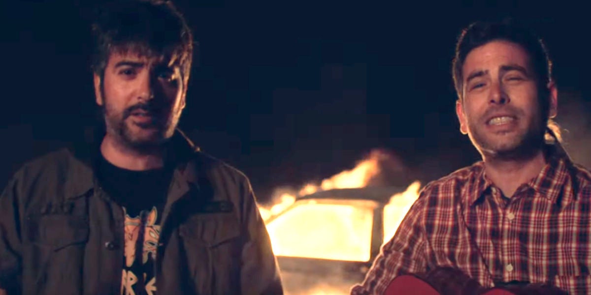 Estopa en el videoclip de 'Fuego'