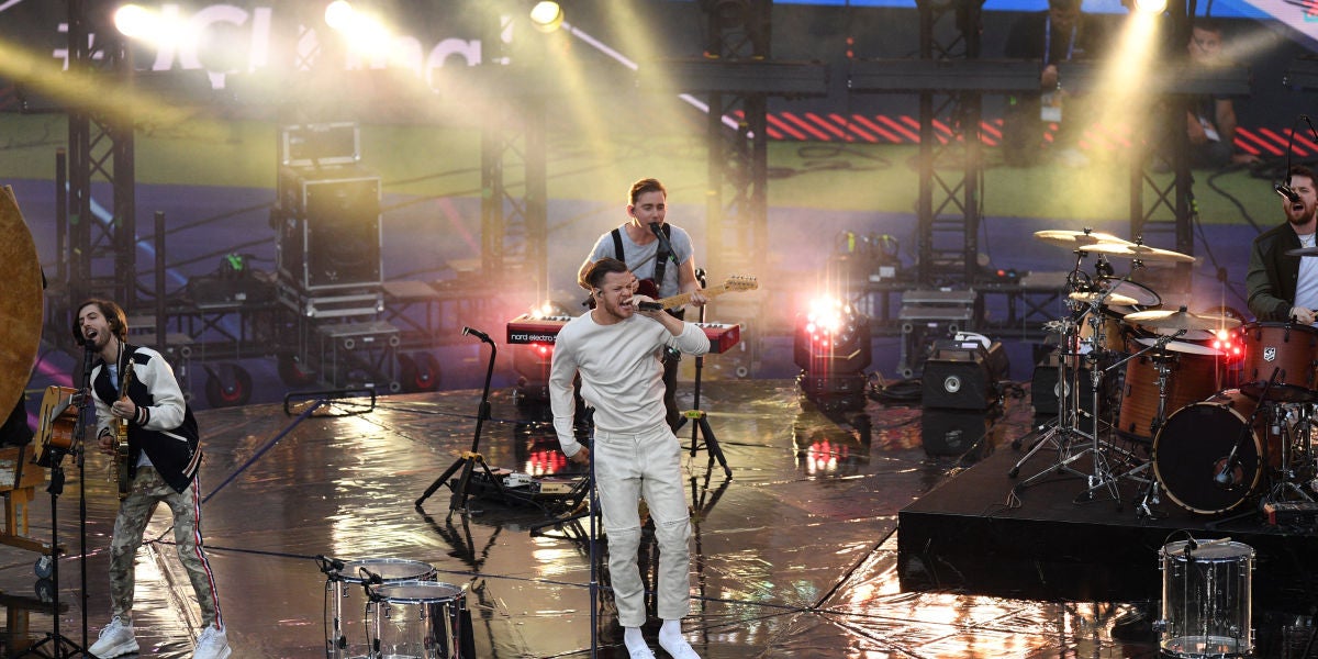 Imagine Dragons durante su actuación en la final de la Champions