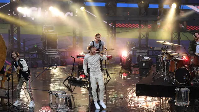 Imagine Dragons durante su actuación en la final de la Champions