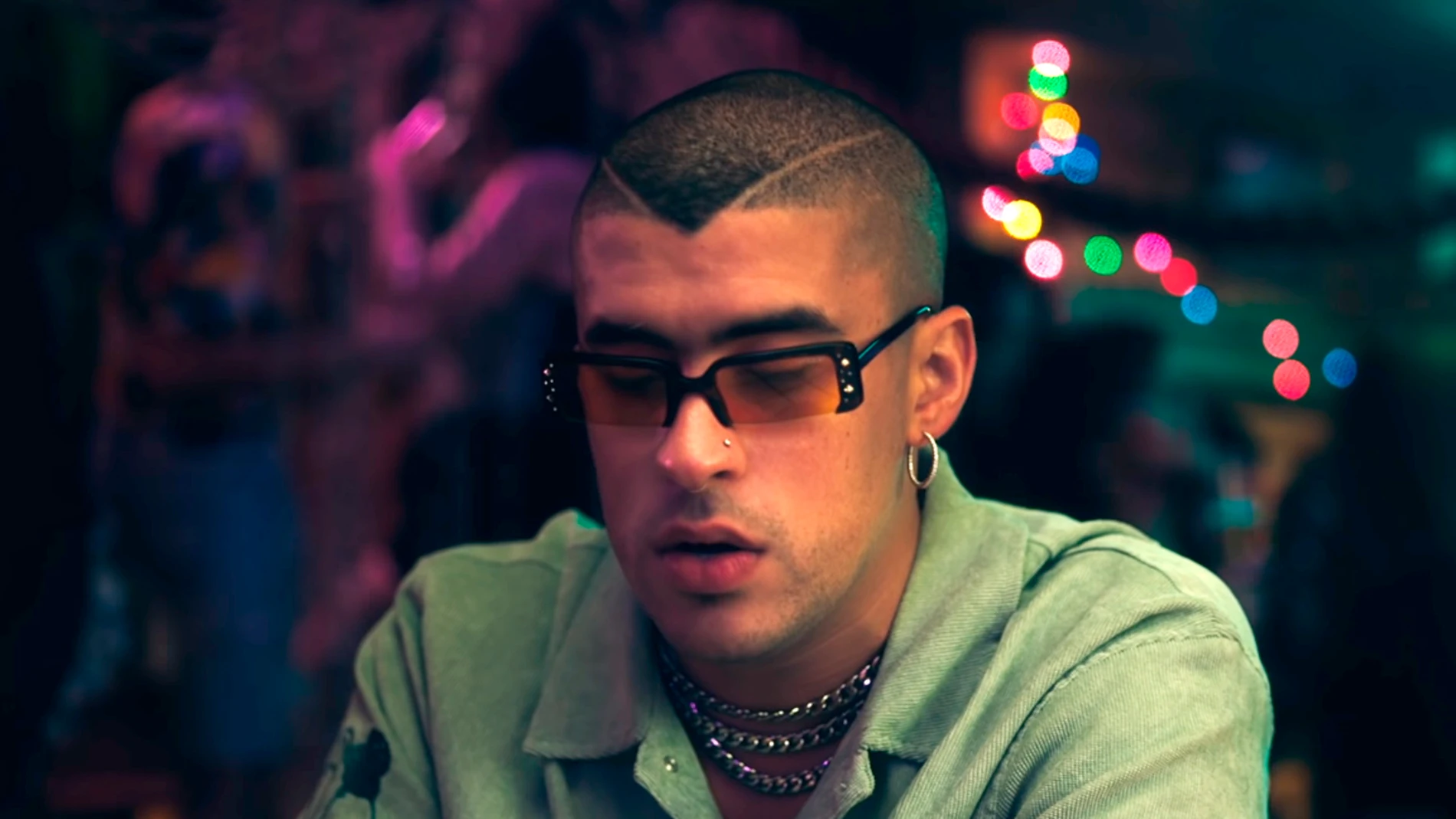 Bad Bunny en el videoclip de 'Callaíta' Bad Bunny en el videoclip de 'Callaíta'