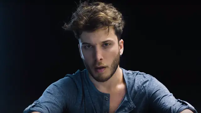 Blas Cantó en el videoclip de 'Hang Ups' con Scott Helman