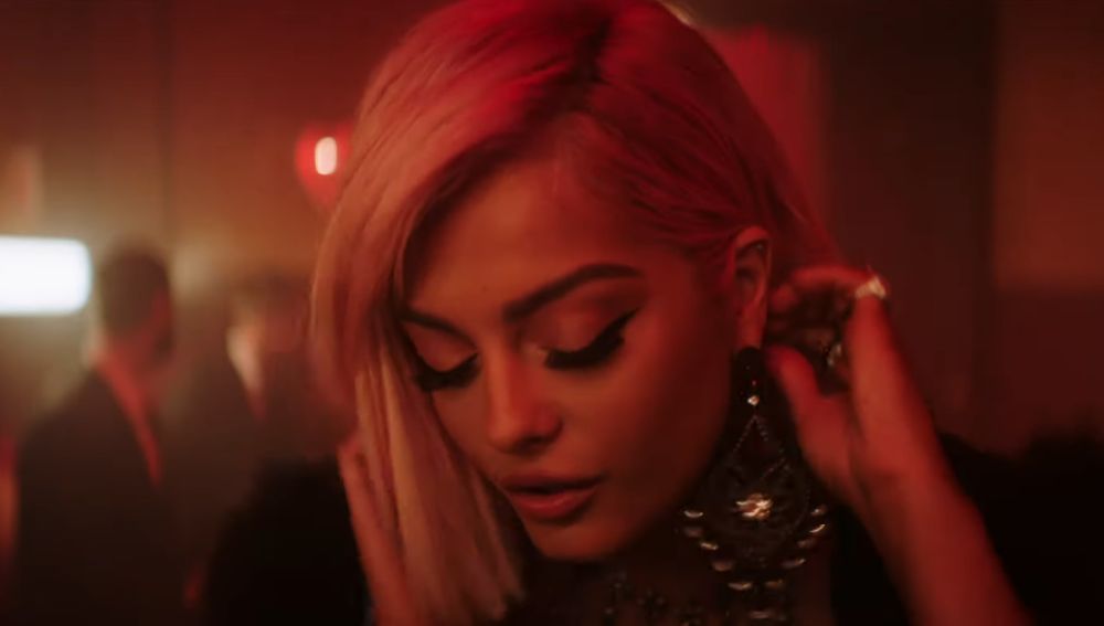 Bebe Rexha en el videoclip de 'Call You Mine' de The Chainsmokers