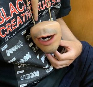 Un monedero hiperrealista con forma de boca y otros objetos de 'piel humana' muy sobrecogedores Un monedero hiperrealista con forma de boca y otros objetos de 'piel humana' muy sobrecogedores