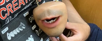 Un monedero hiperrealista con forma de boca y otros objetos de 'piel humana' muy sobrecogedores Un monedero hiperrealista con forma de boca y otros objetos de 'piel humana' muy sobrecogedores