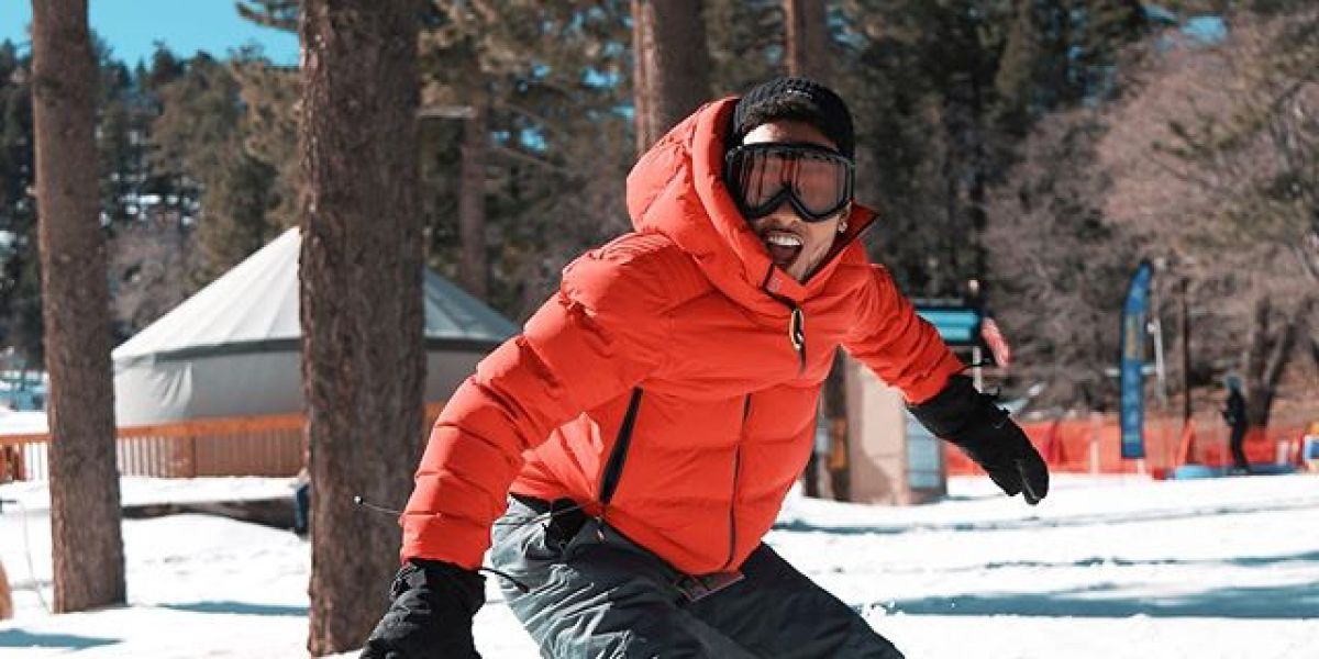 Ozuna haciendo snowboard en 'Te soñé de nuevo'
